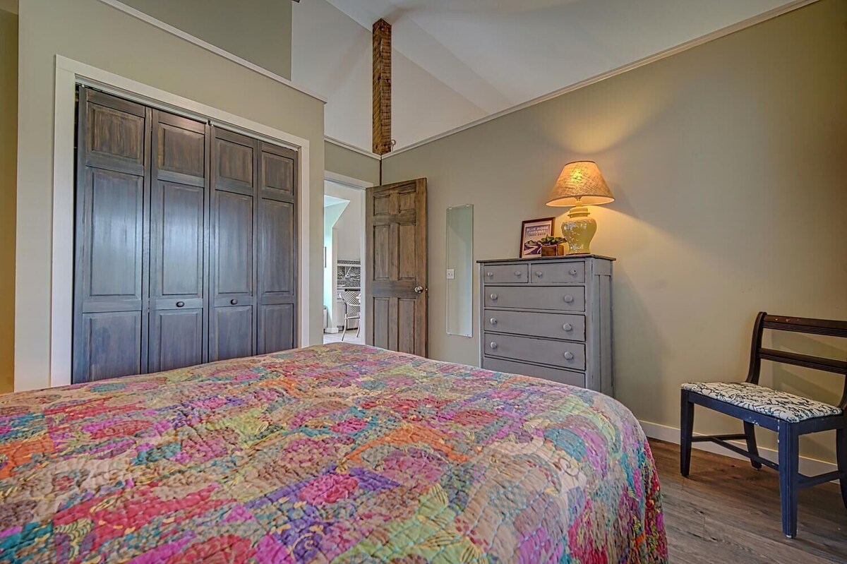 Creekfront Hayesville cottage with beautiful sunrise and sunset views!