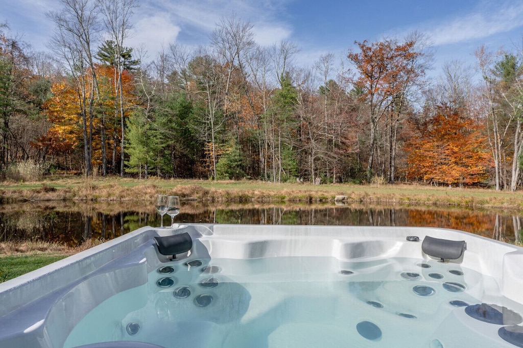 Modern Cottage with Hot Tub