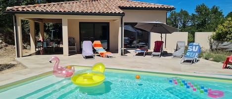 Piscine et terrasse plein sud 