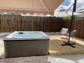 Jacuzzi in patio area 