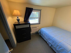 Bedroom 2 / Queen bed