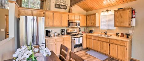 Crestline Vacation Rental Cabin | 2BA | 1.5 BA | Stairs Required to Access