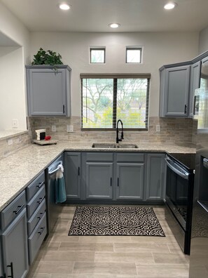 Kitchen w/granite