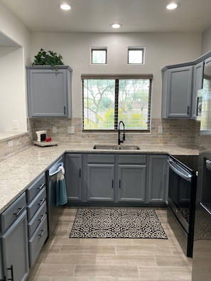 Kitchen w/granite