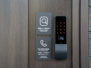 Common to all rooms / Enter with a non-face-to-face smart lock