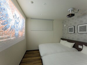 [Example of guest room with a capacity of 8 people] EPSON Home Projector