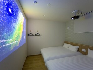 [Example of guest room with a capacity of 8 people] EPSON Home Projector