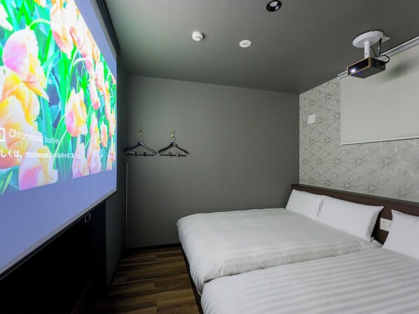 [Example of guest room with a capacity of 6 people] EPSON Home Projector