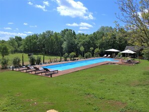 Piscine 25x4,5 m chauffée par panneaux solaires 