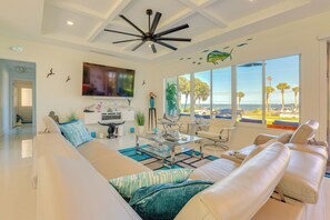 Living Room | Smart TV | Free WiFi