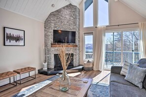 Living Room | Smart TV | Fireplace