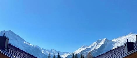 Blick vom  Balkon, Essecke und Wohnzimmer