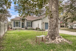 Beautiful 3 bedroom 2 bathroom waterfront home!