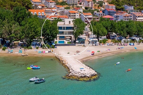 Die Villa Erce liegt direkt am Strand in Duce, zwischen der berühmten Stadt Split und der Kleinstadt Omiš.