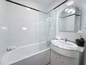 Spacious bathroom with bathtub