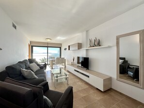 Living and dining room (2)