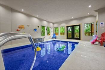 Firefly Springs! Indoor pool cabin! Sleeps 8-10 Pool table/Arcades/Xbox/hot tub