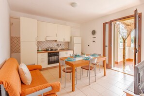 Meubles, Table, Propriété, Canapé, Cadre, Design Intérieur, Orange, Chaise, Salon, Lampe