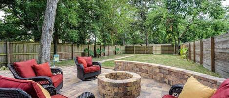 Relax around the Firepit - Fully Fenced Yard