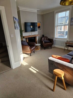 Light and Spacious Lounge
