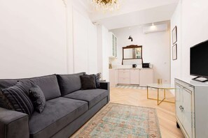 Spacious living room with full equipment. 