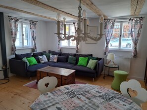 Wohnbereich mit Essplatz - living room with eating place