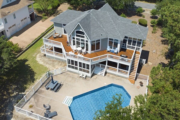 CC152: Billys Banks l Back Exterior