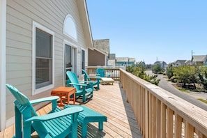 DR39: Harrell's Retreat | Top Level Front Deck