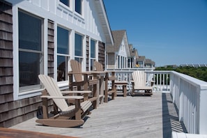 JR100: On Holiday | Top Level Sun Deck