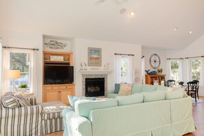 MB67: Coast to Coast | Bottom Level Living Area - Fireplace Not Available for Guest Use