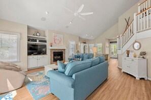 MB68: Tuck Away | Bottom Level Living Area - Fireplace Not Available For Guest Use