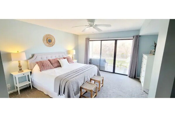 Master Bedroom w/firm king bed and lake view