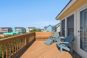 SV05: Shore'em Dreamin' | Top Level Sun Deck