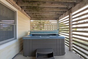 SV05: Shore'em Dreamin' | Bottom Level Patio w/ Hot Tub