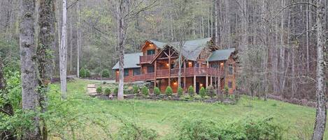 Cross Creek Lodge-Your rustic home away from home