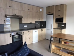 cuisine équipée, four, micro-ondes, frigo, hotte aspirante, lave vaisselle