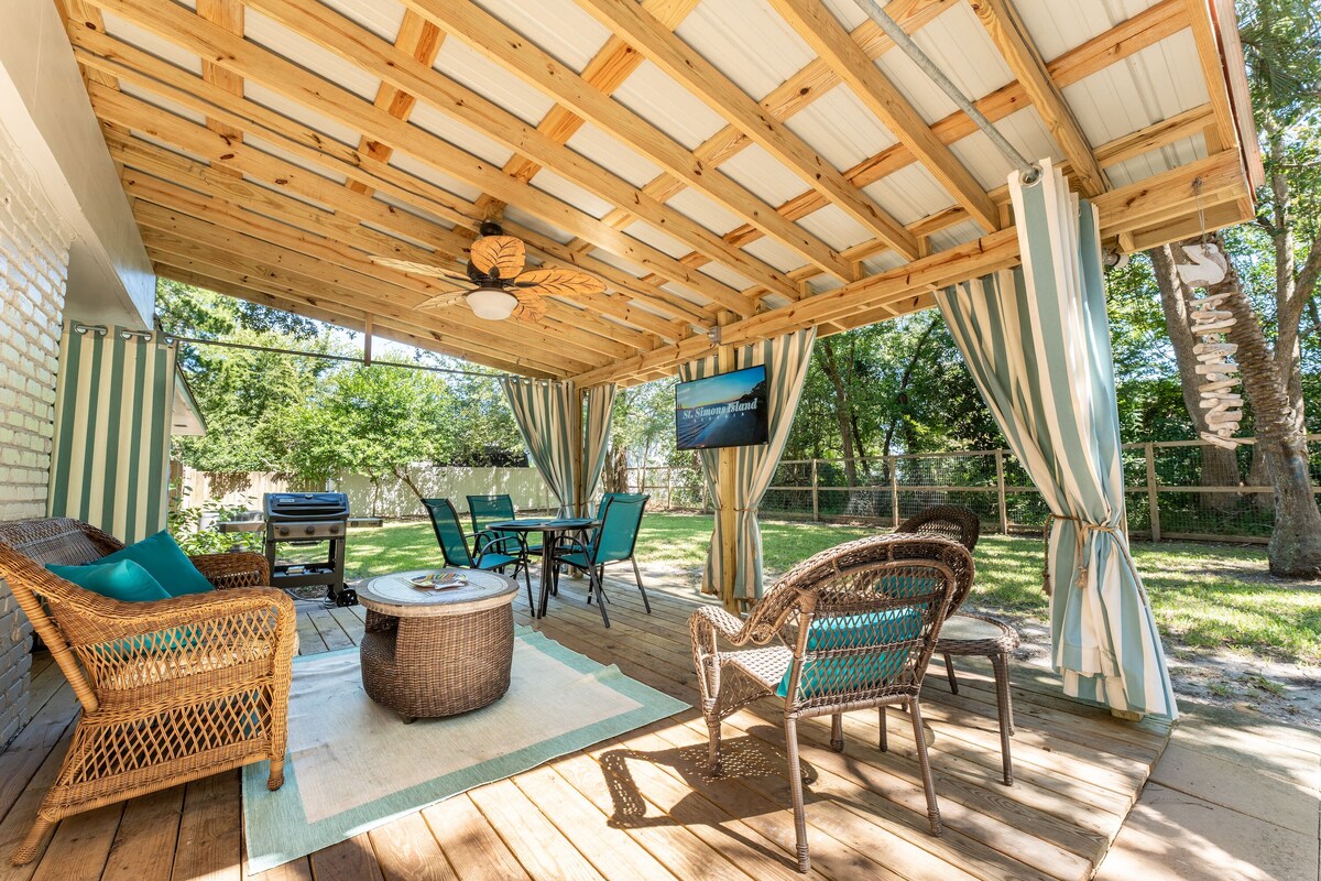 3BR, 2BA Cottage, Sleeps 8, Pet Friendly, Beautiful Fenced Backyard