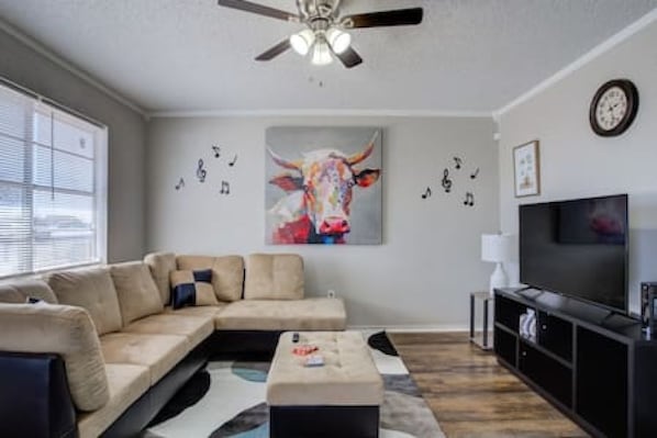 Family Room 0.jpg