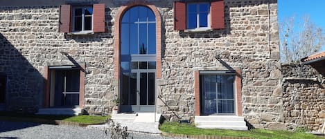 Gîte 'St Raphaël' à St Clément Les Places (Rhône, Monts du Lyonnais, Ouest Lyonnais) : la maison comportant les 2 gîtes.