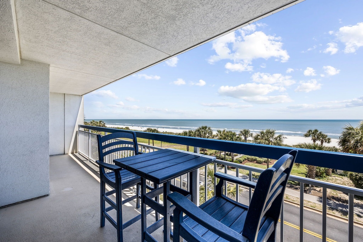 Stylish Oceanfront Condo – Huge Balcony – 3 Pools, Lazy River, and Hot Tub