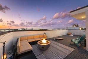 【Rooftop Deck】with skyline views, BQQ, games, & Firepit