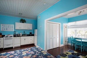 1 of 6 Full kitchen's