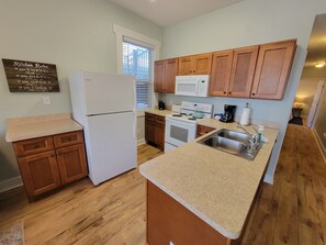 Welcome! Full kitchen w/ dishwasher in the peninsula