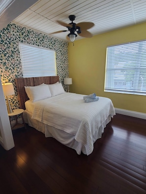 Queen bed overlooking Duval Street