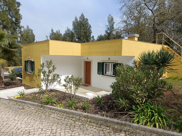 Atrio de entrada com jardim envolvente.
