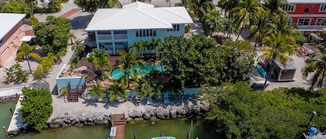 Private Sombrero Beach. kayaks- paddle boards- pedal boat and dock included. 