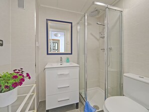 Propriété, Miroir, Luminaire Plomberie, Armoire De Toilette, Plante, Cabinetry, Salle De Bains, Tete De Douche, Violet, Pot De Fleur