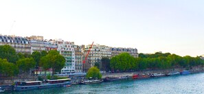 Rue calme vers quais de la Seine 