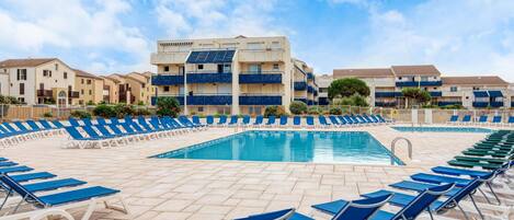 Ciel, L'Eau, Nuage, Piscine, Bleu, Bâtiment, Mobilier De Jardin, Plante, Balancelle, Maison