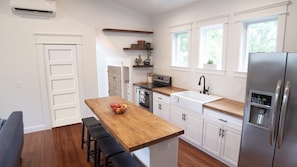 Fully equipped kitchen with eat-up counter (seats 4)